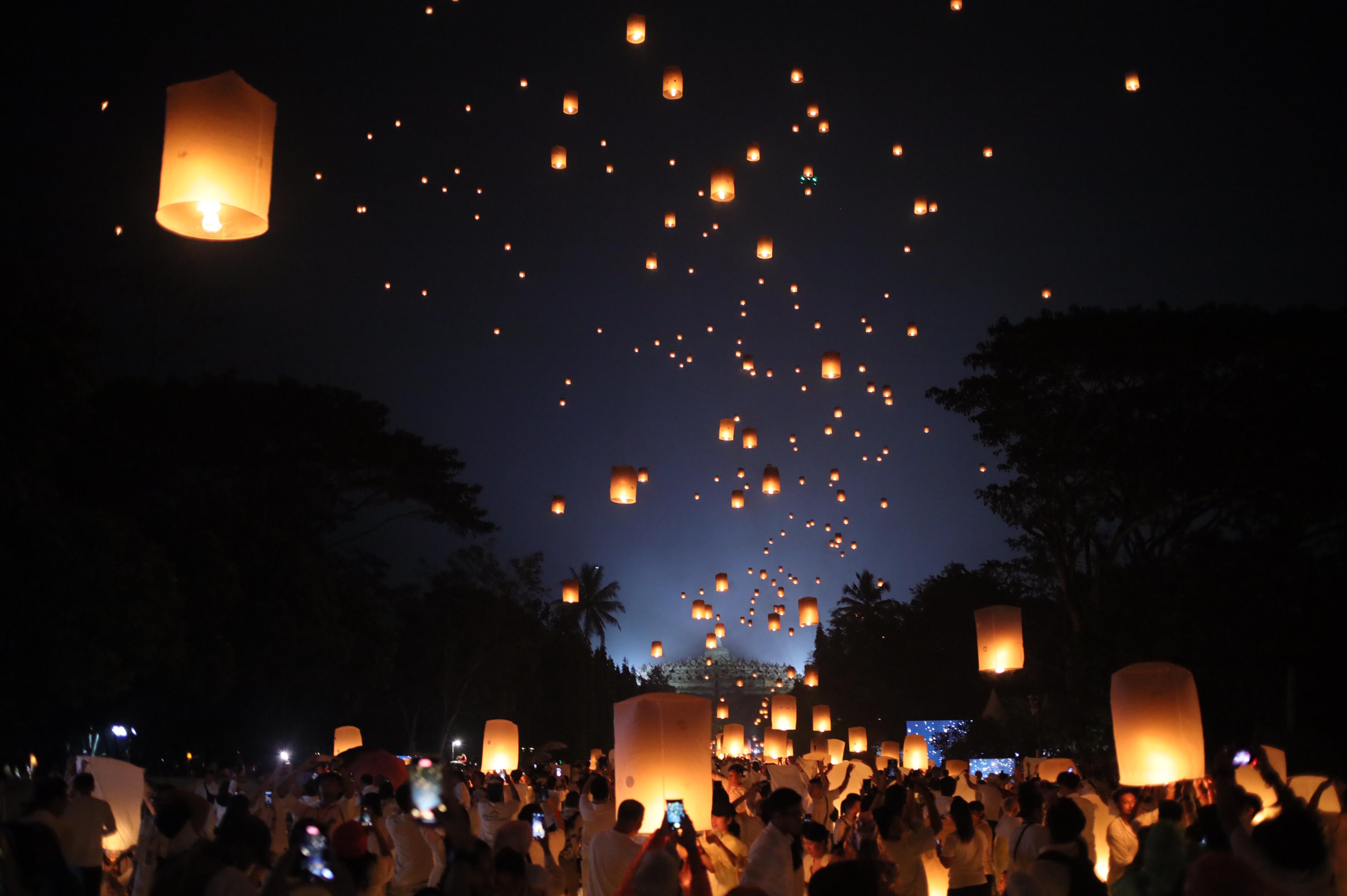 Vesak 2568 BE Celebration at Borobudur Temple was a Great Success, Tens of Thousands of Buddhists and Visitors Prayed Together for Indonesia